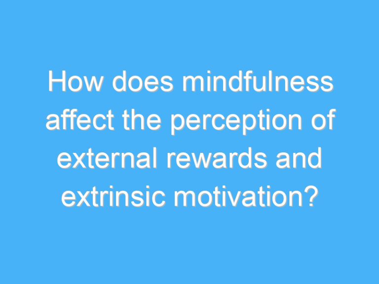 How does mindfulness affect the perception of external rewards and extrinsic motivation?